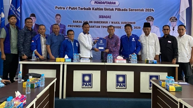 Hadi Mulyadi saat mengembalikan formulir pendaftaran bakal calon gubernur dan wakil gubernur ke DPW PAN Kaltim. [kaltimtoday.co]