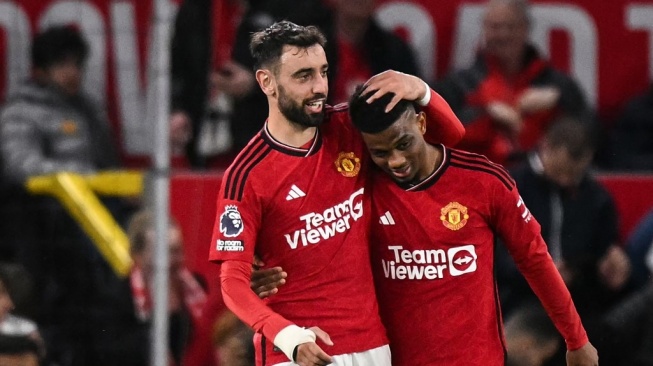 Gelandang Pantai Gading Manchester United Amad Diallo (kanan) merayakan golnya bersama Bruno Fernandes (kiri) dalam pertandingan Liga Inggris kontra Newcastle United di Old Trafford di Manchester, utara Inggris barat, pada 15 Mei 2024.Oli SCARFF / AFP