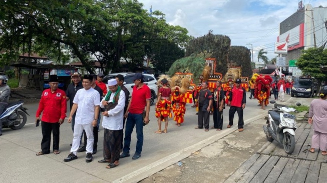 Daniel Mahendra Yuniar Meriahkan Pendaftaran Cawawali Samarinda dengan Atraksi Reog dan Barongsai