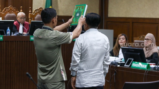 Wakil presiden ke-10 dan ke-12 Jusuf Kalla (JK) daat disumpah sebagai saksi dalam sidang kasus korupsi Direktur Utama (Dirut) PT Pertamina (Persero) periode 2009—2014 Galaila Karen Kardinah alias Karen Agustiawan di Pengadilan Tindak Pidana Korupsi (Tipikor), Jakarta, Kamis (16/5/2024). [Suara.com/Alfian Winanto]