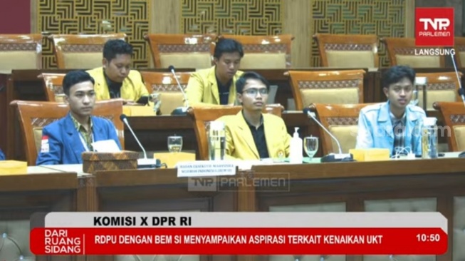 Mahasiswa dari BEM SI memprotes kenaikan Uang Kuliah Tunggal (UKT) saat RDP dengan Komisi X DPR RI. (tangkapan layar/ist)