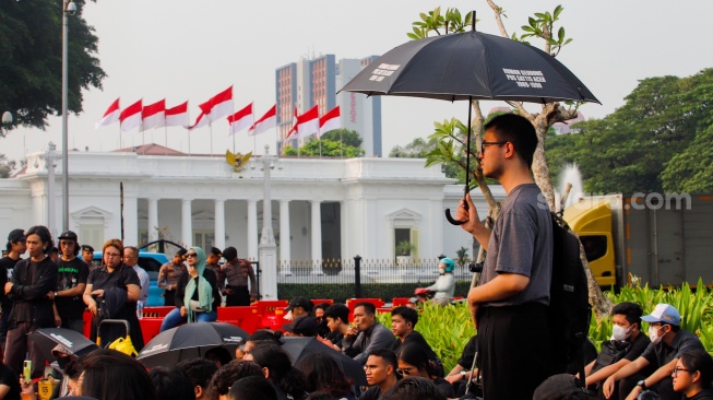 Sejumlah aktivis dan mahasiswa saat melakukan Aksi Kamisan ke-815 di sebrang Istana Negara, Jakarta, Kamis (16/5/2024). [Suara.com/Alfian Winanto]