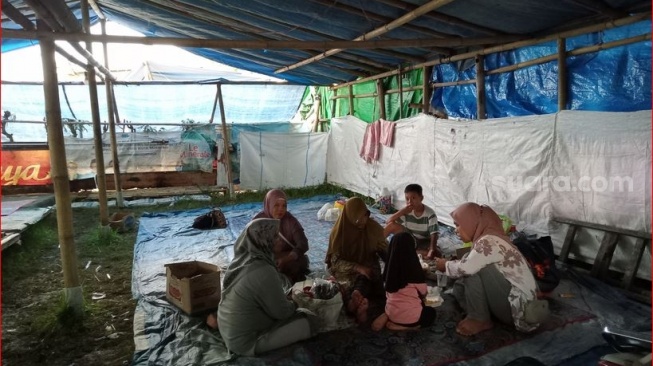 Pengantar Jemaah Haji di Lombok Rela Menginap di Pinggir Jalan Hingga Sewa Sawah