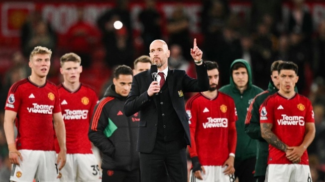 Manajer Manchester United asal Belanda, Erik ten Hag menyampaikan pidato di akhir pertandingan pekan ke-37 Liga Inggris antara Manchester United vs Newcastle United di Old Trafford di Manchester, barat laut Inggris, pada 15 Mei 2024. Manchester United menang 3 - 2 melawan Newcastle Serikat.Oli SCARFF / AFP.