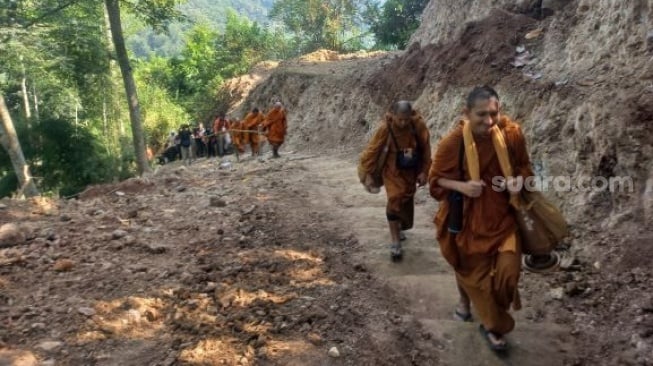 Makna Perjalanan Biksu Thudong untuk MelepasSifat-sifat Keduniawian