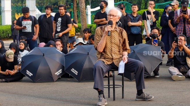 Guru Besar STF Driyakarya, Prof. Franz Magnis Suseno memberikan kuliah terbuka saat Aksi Kamisan ke-815 di sebrang Istana Negara, Jakarta, Kamis (16/5/2024). [Suara.com/Alfian Winanto]