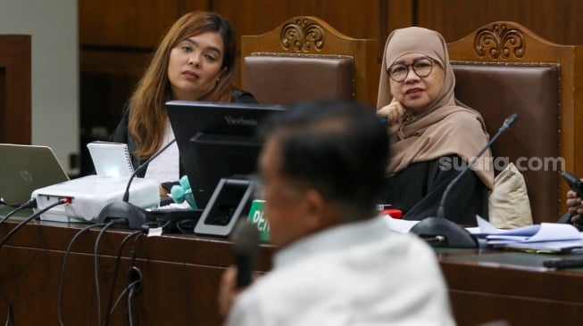 Wakil presiden ke-10 dan ke-12 Jusuf Kalla (JK) memberikan keterangan dalam sidang kasus korupsi Direktur Utama (Dirut) PT Pertamina (Persero) periode 2009—2014 Galaila Karen Kardinah alias Karen Agustiawan di Pengadilan Tindak Pidana Korupsi (Tipikor), Jakarta, Kamis (16/5/2024). [Suara.com/Alfian Winanto]