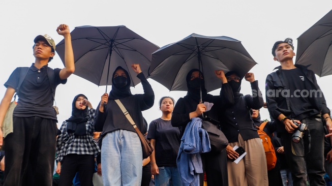 Sejumlah aktivis dan mahasiswa saat melakukan Aksi Kamisan ke-815 di sebrang Istana Negara, Jakarta, Kamis (16/5/2024). [Suara.com/Alfian Winanto]