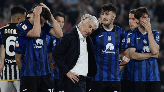 Pelatih Atalanta asal Italia Gian Piero Gasperini dan para pemain Atalanta terlihat sedih di penghujung Final Piala Italia antara Atalanta dan Juventus di stadion Olimpiade Roma pada 15 Mei 2024.Filippo MONTEFORTE / AFP