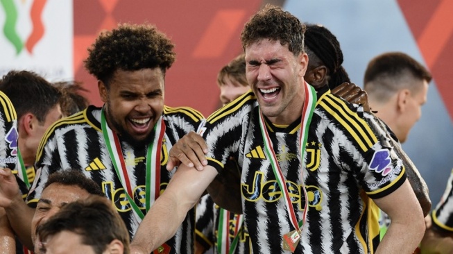 Penyerang Juventus asal Serbia Dusan Vlahovic (kanan) dan gelandang Juventus AS Weston McKennie merayakan kemenangan mereka setelah Final Piala Italia antara Atalanta dan Juventus di stadion Olimpiade di Roma pada 15 Mei 2024.Filippo MONTEFORTE / AFP