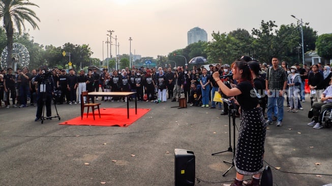 Sejumlah aktivis dan mahasiswa saat melakukan Aksi Kamisan ke-815 di sebrang Istana Negara, Jakarta, Kamis (16/5/2024). [Suara.com/Alfian Winanto]