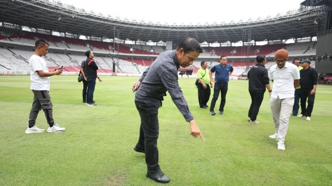 Sekjen PSSI Yunus Nusi saat mengecek rumput Stadion GBK jelang pertandingan Timnas Indonesia di Kualifikasi Piala Dunia 2026 (dok. PSSI).