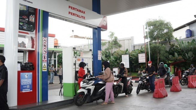 Suasana SPBU saat melayani pembelian BBM jenis Pertalite. [Dok Pertamina]