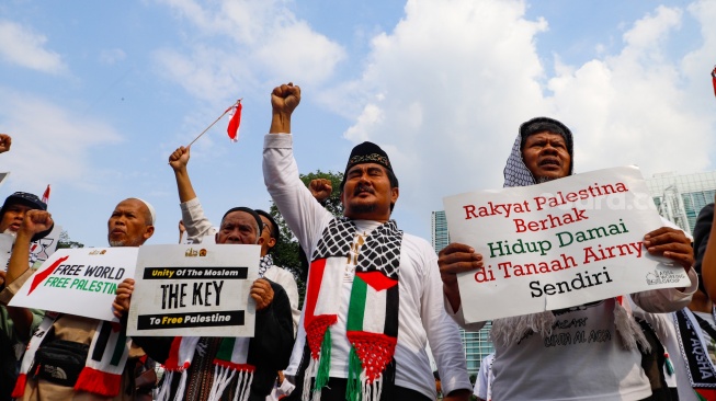 Massa dari Aqsa Working Group (AWG) saat menggelar aksi unjuk rasa di depan Kedutaan Besar Amerika Serikat, Jakarta, Jumat (17/5/2024). [Suara.com/Alfian Winanto]