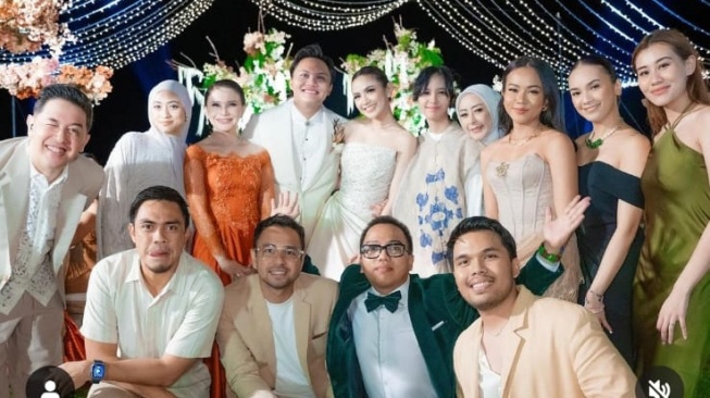 Aaliyah Massaid dan Thariq Halilintar dalam pesta pernikahan Rizky Febian dan Mahalini yang kedua di Bali (Instagram/@raffinagita1717)