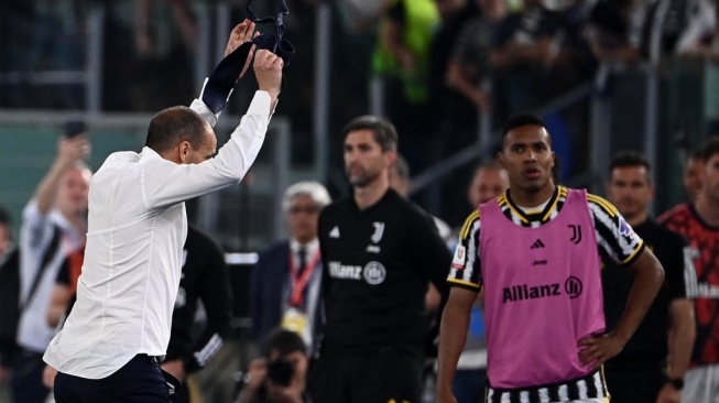 Pelatih Juventus Massimiliano Allegri meninggalkan lapangan setelah diusir saat Final Piala Italia antara Atalanta dan Juventus di stadion Olimpiade di Roma pada 15 Mei 2024.Isabella BONOTTO / AFP