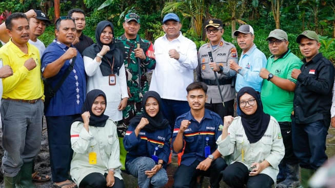 Wakil Menteri Ketenagakerjaan, Afriansyah Noor meninjau lokasi dan memberikan bantuan kemanusiaan kepada korban bencana banjir lahar dingin Gunung Marapi yang ada di Kabupaten Agam dan Tanah Datar, Sumatera Barat pada Kamis (16/5/2024). (Dok: Kemnaker)