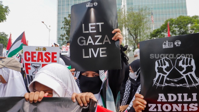 Massa dari Aqsa Working Group (AWG) saat menggelar aksi unjuk rasa di depan Kedutaan Besar Amerika Serikat, Jakarta, Jumat (17/5/2024). [Suara.com/Alfian Winanto]