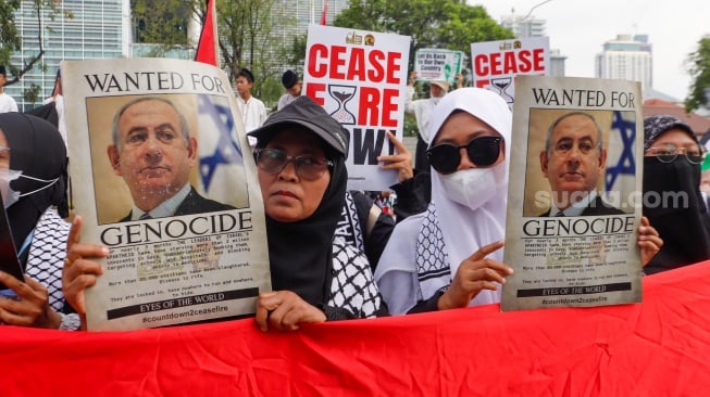 Massa dari Aqsa Working Group (AWG) saat menggelar aksi unjuk rasa di depan Kedutaan Besar Amerika Serikat, Jakarta, Jumat (17/5/2024). [Suara.com/Alfian Winanto]