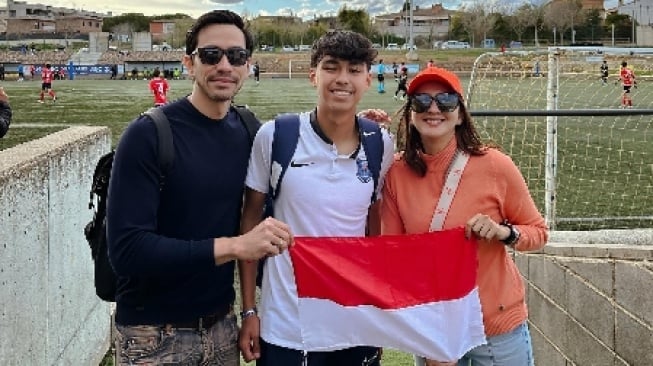 Aktor Darius Sinathrya (Kiri) Saat Berfoto Dengan Sang Anak, Diego Sianthrya (Tengah), Beserta Sang Istri Dona Agnesia (Kanan). (instagram.com/darius_sinathrya)