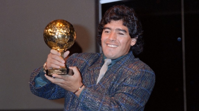 Setelah Jersey dan Bola 'Tangan Tuhan', Giliran Piala Golden Ball Maradona Masuk Rumah Lelang