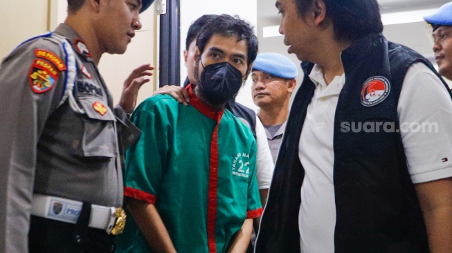 Tersangka YG (Yogi Gamblez) dihadirkan terkait kasus penyalahgunaan narkoba di Polres Jakarta Barat, Jakarta, Jumat (17/5/2024). [Suara.com/Alfian Winanto]