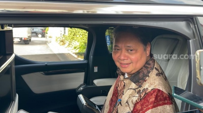 Ketua Umum Partai Golkar Airlangga Hartarto saat ditemui awak media di Istana Kepresidenan Jakarta, Jumat (17/5/2024). (Suara.com/Novian)