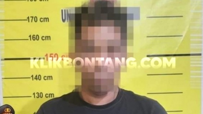 Tersangka A(34) ditangkap polisi karena mencuri. [KlikKaltim.com]