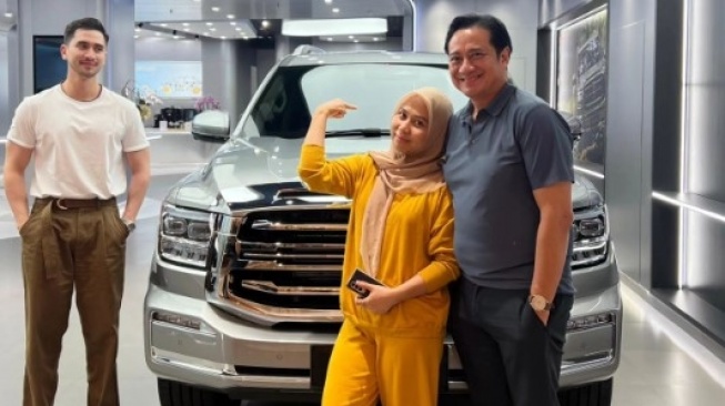 Verrel Bramasta Belikan Mobil Mewah Ibu Tiri Sarni [Instagram]