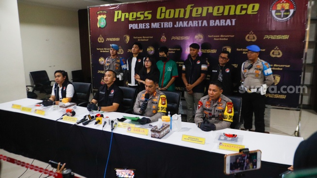 Tersangka YG (Yogi Gamblez) dihadirkan terkait kasus penyalahgunaan narkoba di Polres Jakarta Barat, Jakarta, Jumat (17/5/2024). [Suara.com/Alfian Winanto]