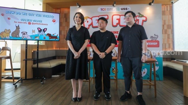 Director of ICE Edwina Tirta (kiri), CMO USS Network Jeffry Jouw (tengah) dan Co-Founder Hyde Park Jimmy Lee (kanan) saat menggelar konferensi pers Pet Fest Indonesia di Hyde Park, Pantai Indah Kapuk (PIK), Jakarta, Jumat (17/5/2024). [Suara.com/Alfian Winanto]