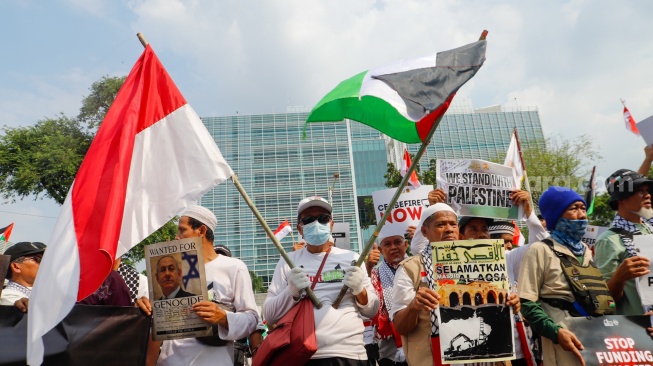 Massa dari Aqsa Working Group (AWG) saat menggelar aksi unjuk rasa di depan Kedutaan Besar Amerika Serikat, Jakarta, Jumat (17/5/2024). [Suara.com/Alfian Winanto]