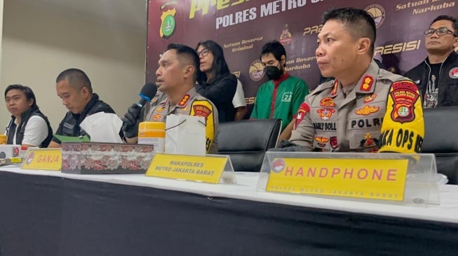 Polisi menggelar konferensi pers terkait kasus narkoba Epy Kusnandar dan Yogi Gamblez di Polres Jakarta Barat, Jumat (17/5/2024). [Rena Pangesti/Suara.com]