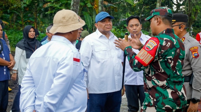 Wakil Menteri Ketenagakerjaan, Afriansyah Noor meninjau lokasi dan memberikan bantuan kemanusiaan kepada korban bencana banjir lahar dingin Gunung Marapi yang ada di Kabupaten Agam dan Tanah Datar, Sumatera Barat pada Kamis (16/5/2024). (Dok: Kemnaker)