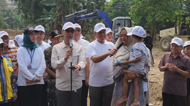 Penjabat (Pj) Gubernur DKI Jakarta Heru Budi Hartono meninjau kawasan lahan yang sudah dibebaskan di Kelurahan Rawajati, Jakarta Selatan, pada Jumat (17/5/2024). [Suara.com/Fakhri]