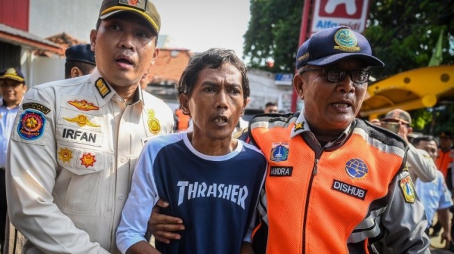 Tim gabungan bentukan Pemprov DKI saat menjaring ratusan jukir liar di minimarket seluruh Jakarta. (Antara)