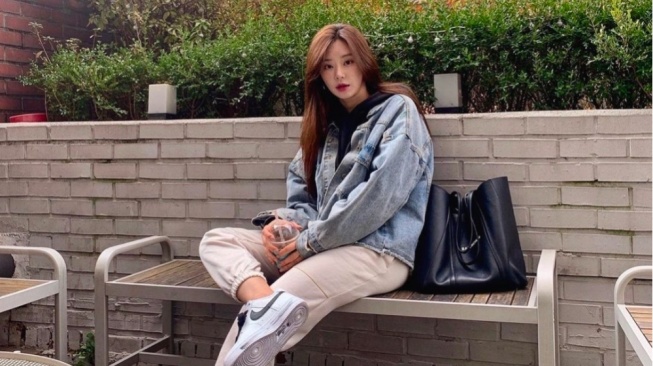 Intip 6 Inspirasi Padu Padan Denim Outfit ala Lee Joo Bin, Simpel Banget!