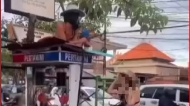 Dua Bule Ini Bertindak Nyeleneh di Bali, Pakai Bikini Mandi Bensin