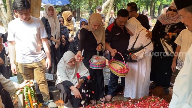 Deswita Maharani melakukan tabur bunga di pemakaman sang ayah yang berlangsung di TPU Menteng Pulo, Sabtu (18/5/2024). [Adiyoga Priyambodo/Suara.com]