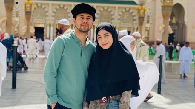 Raffi Ahmad dan Nagita Slavina di Tanah Suci. (Instagram/raffinagita1717)