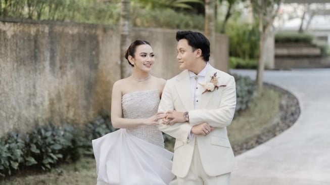 Potret Resepsi Pernikahan Rizky Febian dan Mahalini di Bali. (Dok. Instagram/The Bride Story)