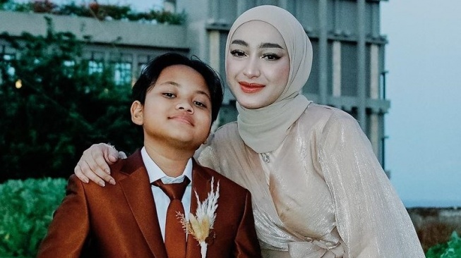 Santyka Fauziah Ikut Hadir di Acara Spesial Anak Bungsu Sule, Tas Mahalnya Mentereng Abis