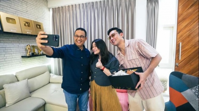 Anies Baswedan Hadiahi Istri Denny Sumargo Barang Tak Terduga, Netizen: Pejabat Tulus, Bukan Mikirin Fulus