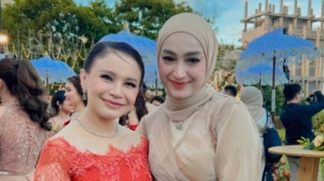 Santyka Fauziah di Acara Resepsi Pernikahan Rizky Febian dan Mahalini Raharja (Instagram)