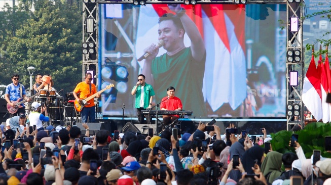 Grup musik Kahitna tampil menghibur warga saat Hari Bebas Kendaraan Bermotor (HBKB) di Bundaran HI, Jakarta, Minggu (19/5/2024). [Suara.com/Alfian Winanto]