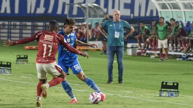 Pesepak bola Persib Bandung Rezaldi Hehanussa (kanan) berebut bola dengan pesepak bola Bali United Malaifani Yabes Roni (kiri) saat pertandingan semifinal Championship Series-BRI Liga 1 di Stadion Si Jalak Harupat, Kabupaten Bandung, Jawa Barat, Sabtu (18/5/2024). ANTARA FOTO/Novrian Arbi/foc.