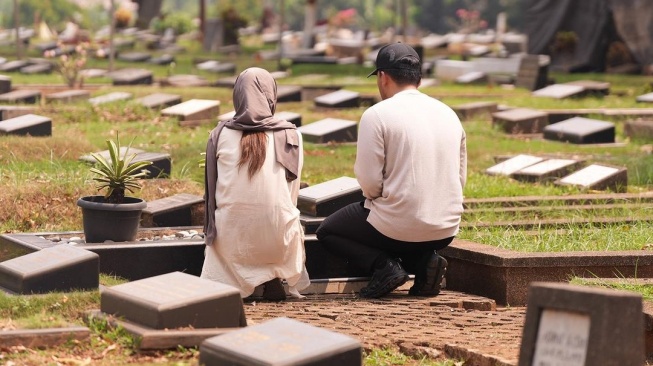 Thariq Halilintar dan Aaliyah Massaid kunjungi makam Adjie Massaid (Instagram/@thariqhalilintar)