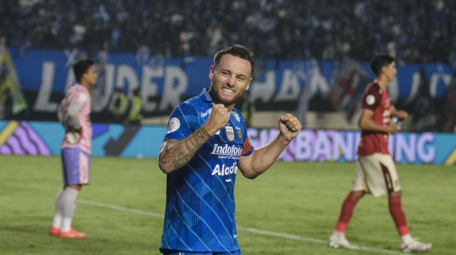 Pesepak bola Persib Bandung Marc Klok berselebrasi usai mengalahkan Bali United saat pertandingan semifinal Championship Series-BRI Liga 1 di Stadion Si Jalak Harupat, Kabupaten Bandung, Jawa Barat, Sabtu (18/5/2024). ANTARA FOTO/Novrian Arbi/foc.