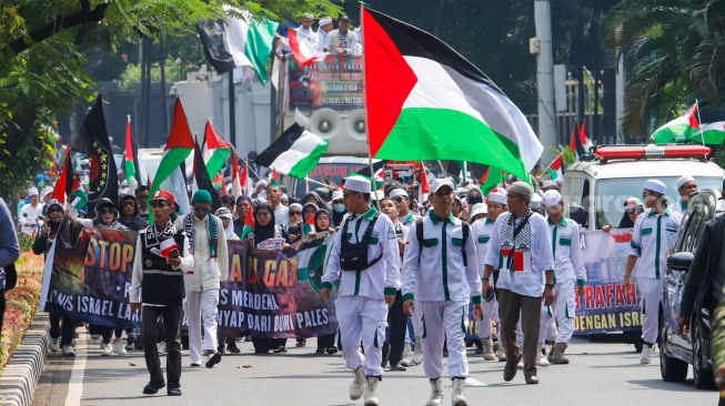 Sejumlah massa melakukan Aksi Bela Palestina di depan Kedutaan Besar Mesir, Jakarta, Minggu (19/5/2024). [Suara.com/Alfian Winanto]