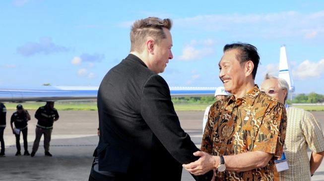 CEO Tesla, SpaceX, dan X/Twitter Elon Musk disambut Menko Marves Luhut Binsar Pandjaitan di Bali, Minggu (19/5/2024). Kedatangan Elon Musk akan meresmikan layanan internet Starlink di Indonesia. [Foto: Kemenko Marves]
